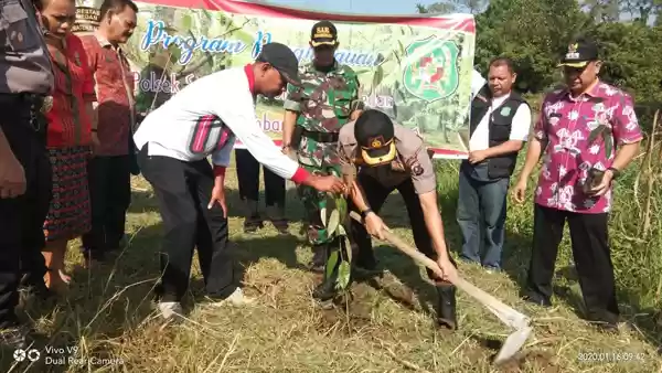 Kapolsek Sunggal, Camat Medan Selayang dan Danramil 07/MT Laksanakan Program Penghijauan 