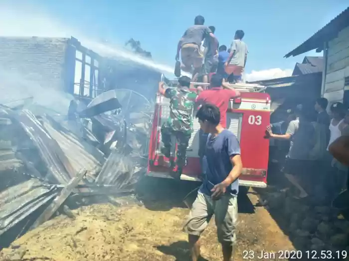 Masyarakat, TNI dan Polri Membantu Petugas Pemadam Kebakaran, Memadam Kobaran Api