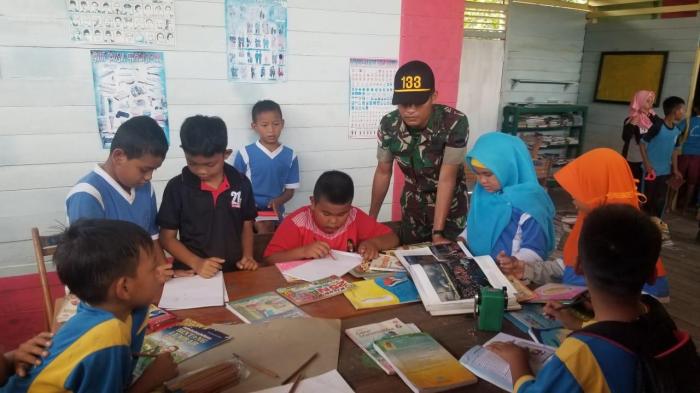 Satgas pamtas RI Malaysia Yonif 133 Yudha Sakti Tumbuhkan Minat Membaca Anak - anak 