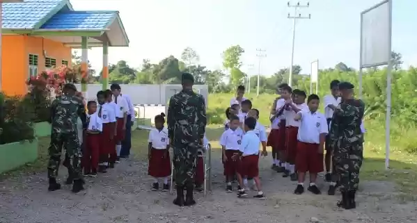 Satgas Yonif 755 Kostrad Bersama Anak-Anak Disabilitas Laksanakan Upacara Bendera Pertama Kali di Mimika