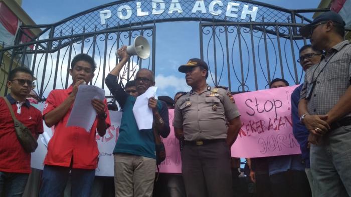 Aksi Damai Jurnalis Anti Kekerasan di Mapolda Aceh