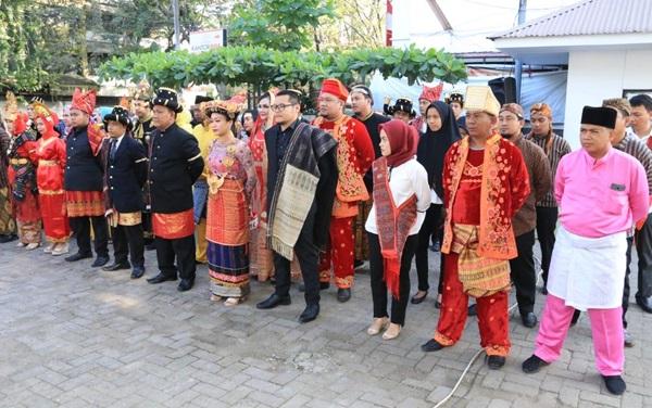 Apel Perdana Tahun 2020 Dinas Pariwisata Diwarnai Beragam Pakaian Adat