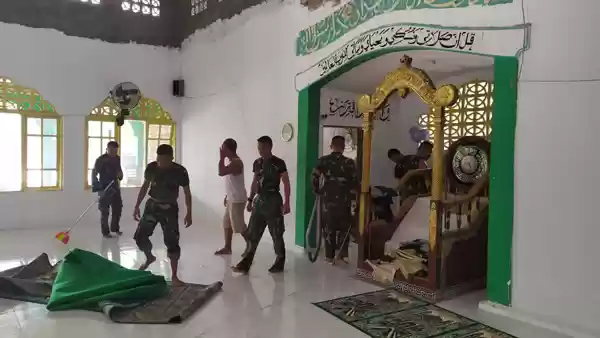 Bakti Sosial, Satgas Yonif RK 136/TS Gotong Royong Bersihkan Masjid