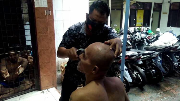 Jaga Prokes,  Kanit Reskrim Polsek Medan Area Cukur Rambut Tahanan