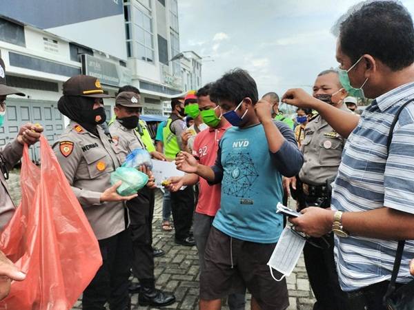 Kapolsek Patumbak Bagikan 100 Nasi Kotak kepada Abang Becak