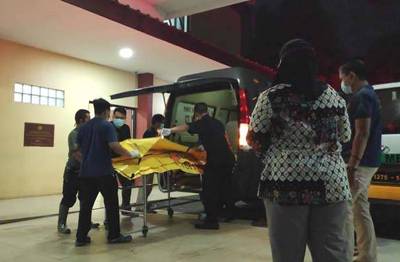 Petugas Sedang Mengangkut Kantong Jenazah Korban Kecelakaan Sriwijaya Ai r SJ182