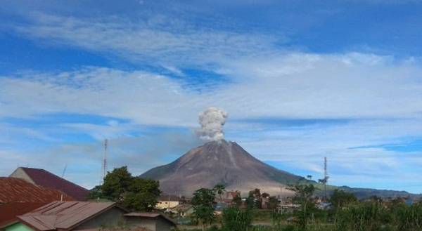 Senin Pagi, Sinabung Kembali Erupsi