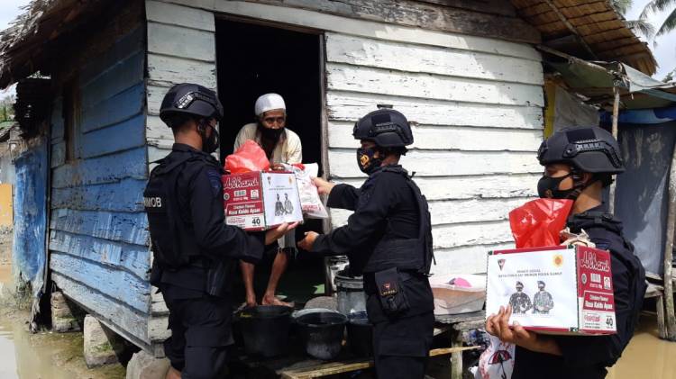 Indahnya Berbagi, Brimob Polda Sumut Bagikan Sembako Kepada Masyarakat