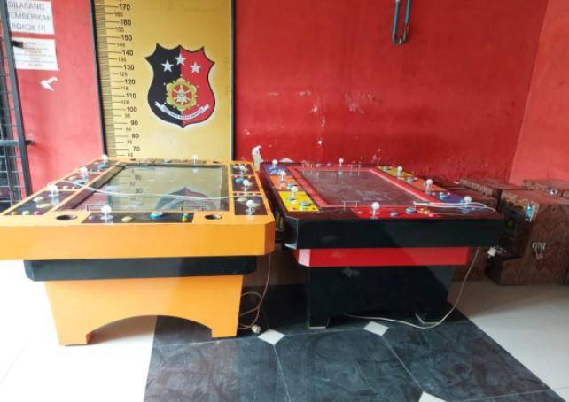 Mantapkan...., Omak -omak Grebek Ketangkasan Judi, Baru Giliran Polsek Labuhan Grebek