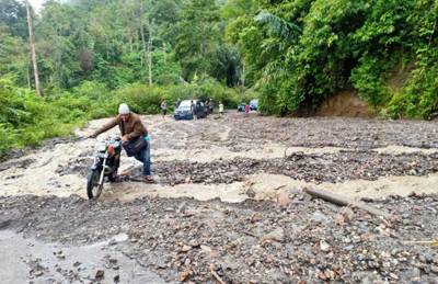 Akibat Terjadi Longsor,  Ruas Jalan Tertimbun Material Batu dan Lumpur
