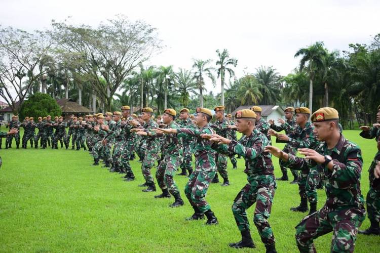 Pelihara Moril dan Semangat, Danyonarmed 2/105 Gelar Lomba Yel-Yel Antar-Baterai