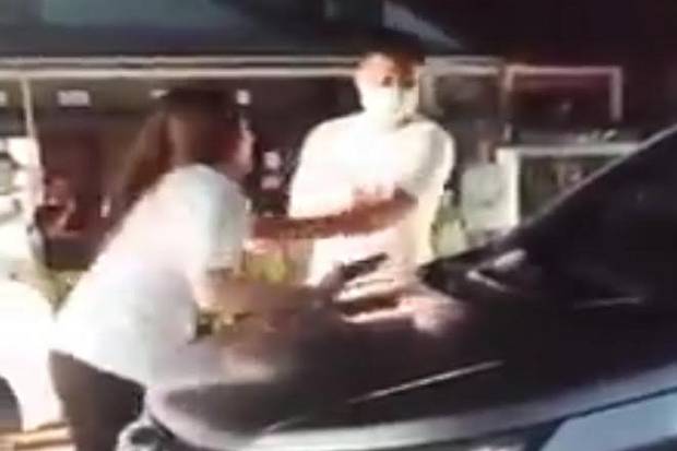 Disenyalir Suami Sama Selingkuhan Dalam Mobil,  Istri Hadang Bertahan di atas Kap