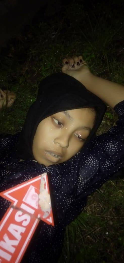 Sosok Wanita Tegeletak  dengan Belasan Tusukan