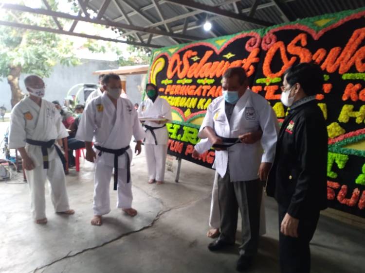 Ketua PWI Sumut Terima Sabuk Hitam Karate Kala Hitam