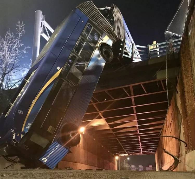 Delapan Orang Terluka, Bus Gandeng Jatuh dari Jembatan