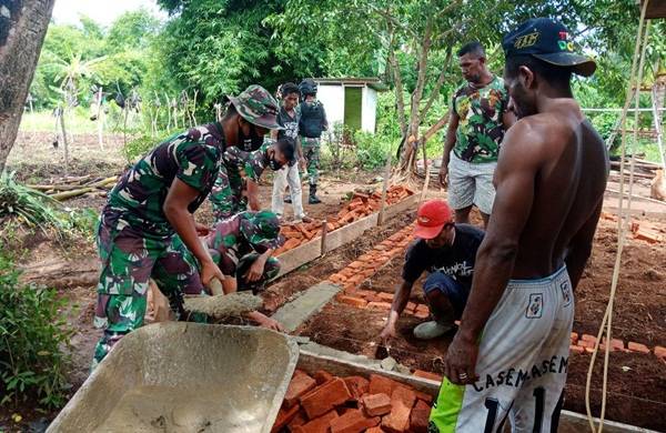 Bersama Warga, Satgas Yonif 125/Si&rsquo;mbisa Gotong-Royong Bangun Rumah di Kampung Toray