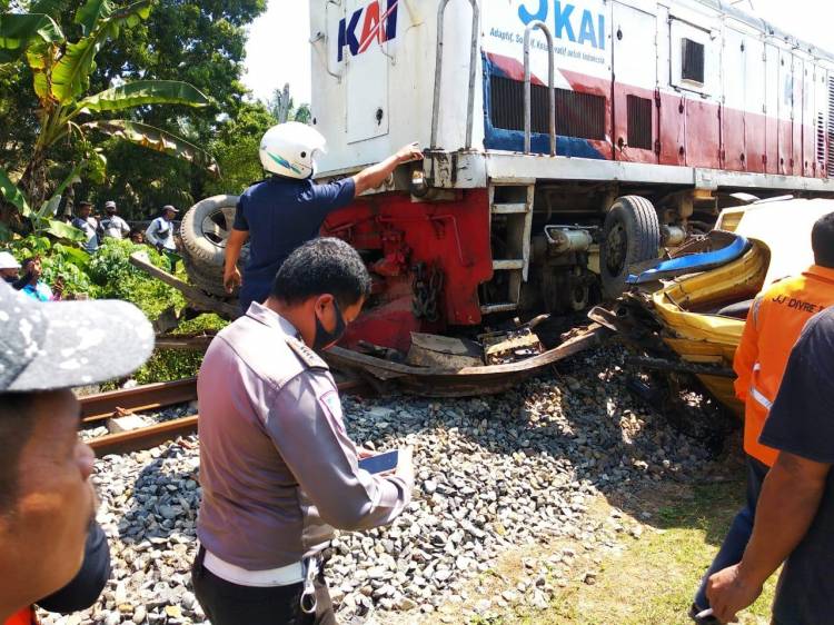 Tak Hiraukan Klakson KA,  Truk Cold Diesel Beserak Di Tabrak Ular Besi