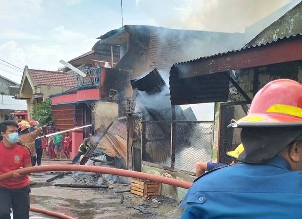 Dua Unit Rumah di Kelurahan Sudirejo I Ludes Dilalap Api
