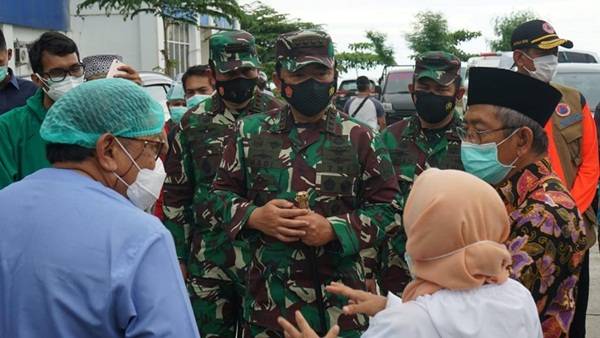 Di Mamuju, Panglima TNI Tinjau Korban di RSUD Sulbar dan Serahkan Bantuan Presiden