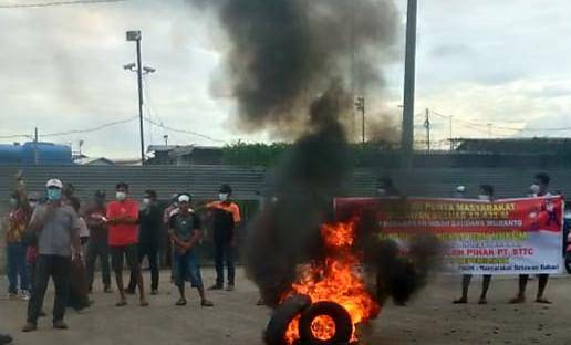 Diduga Serobot Tanah,  Ratusan Masyarakat Bentang Sepanduk dan Bakar Ban