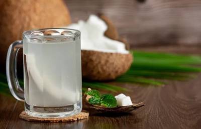 Bagi Ibu Hamil, Bermanfaat Minum Air Kelapa