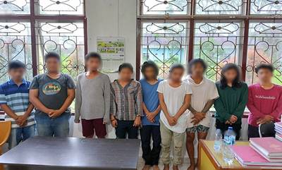 Ada ada Saja Tingkah Sembilan Pemuda Ini "Pesta" Narkoba di Halaman Sekolah