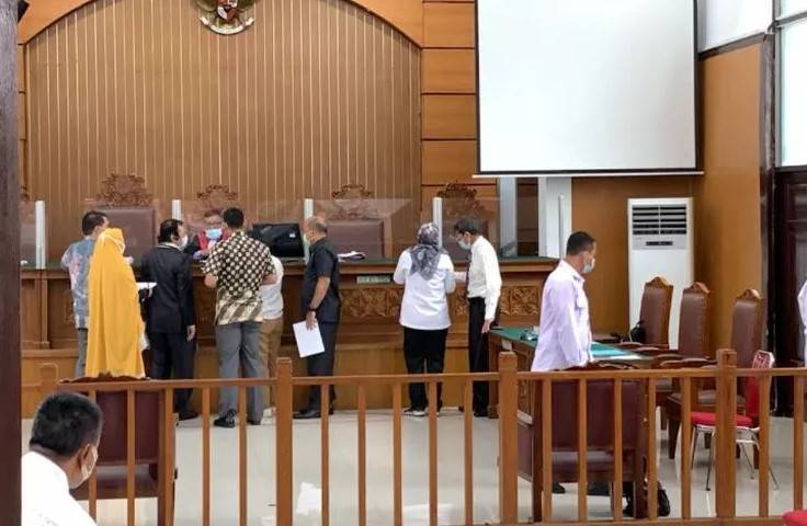 Hakim Tegur Polisi dan Pengacara  Saat Berlangsung Sidang