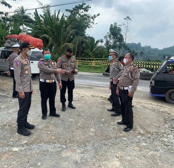 Dirlantas Polda Sumut Tinjau Longsor di Jalan Medan - Brastagi