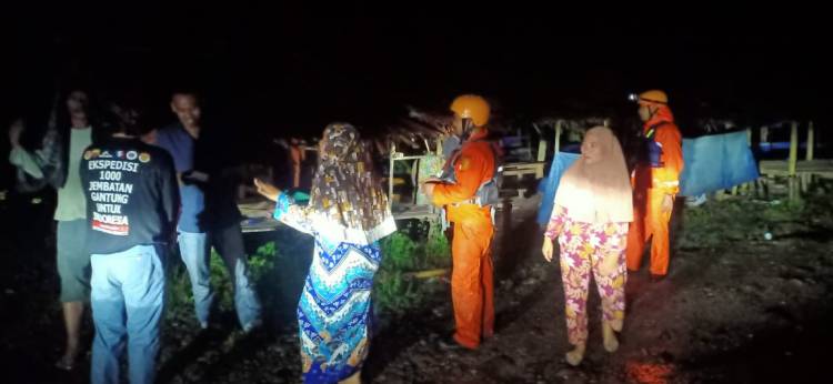 Belasan Warga yang Terjebak di Atas Batu Sungai Berhasil Dievakuasi