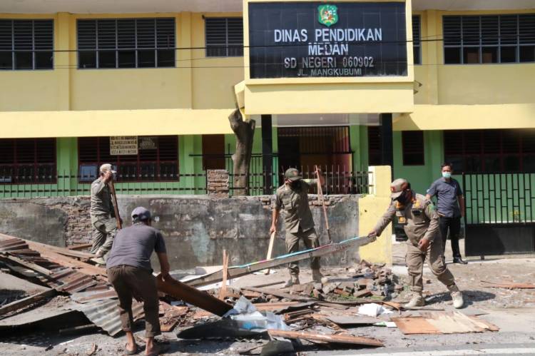 Satpol PP Kota Medan Tertibkan PK5 di SD Negeri 060902 Medan