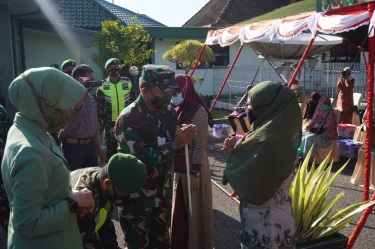 Pangdam I/BB Menyerahkan Sembako Kepada Veteran dan Warakawuri