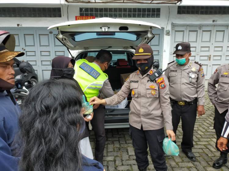 Kapolsek Patumbak Bagikan 100 Nasi Kotak kepada Tukang Becak