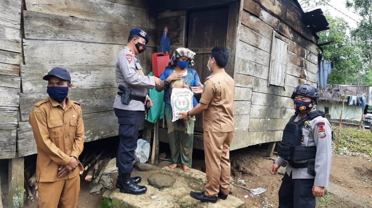Batalyon C Pelopor Sumut Bagikan Paket Sembako Kepada Masyarakat