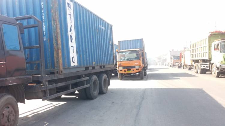 Pengguna Jalan Raya Pelabuhan Belawan Resah Truk Trado dan Treler Parkir Dibadan Jalan