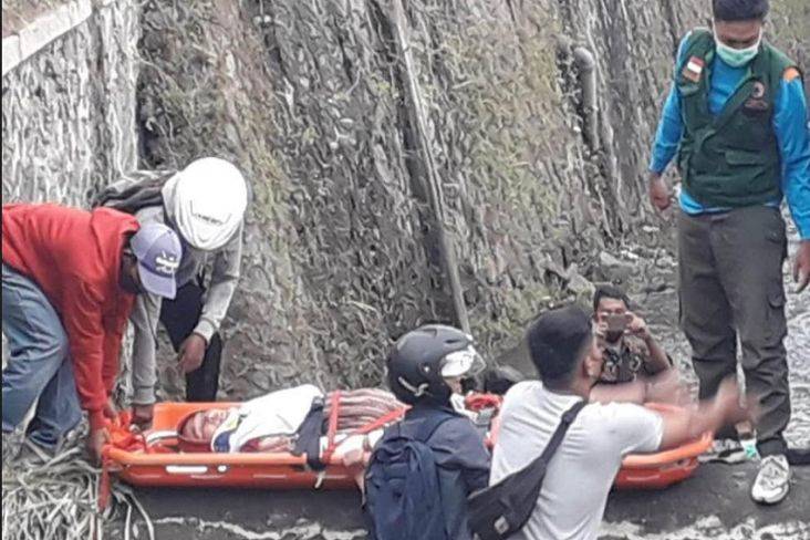 Buarrr! Diduga Hilang Kendali, Pengendara Sepeda Motor ini Nyemplung Sungai