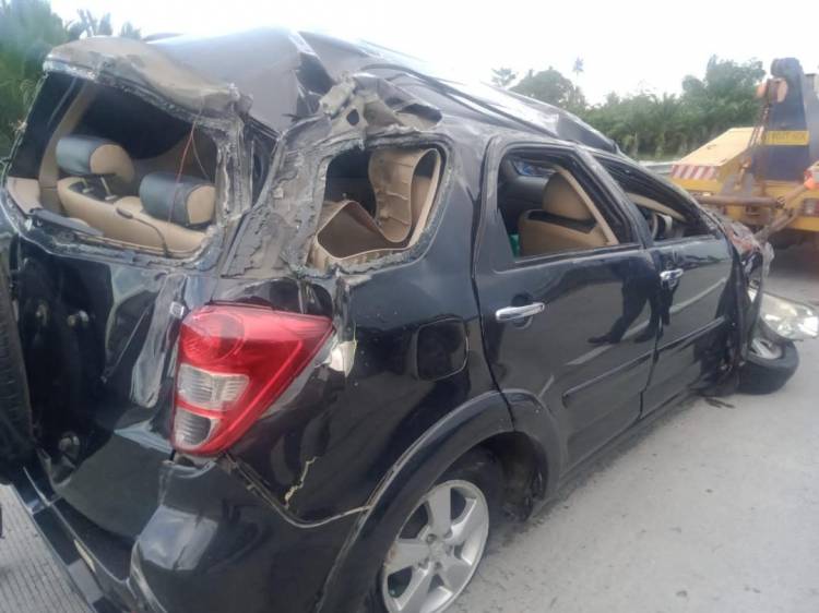 Laka Tunggal Di Jalan Tol Sergai Toyota Rush Pecah Ban, Oleng Tabrak Pagar Besi Pembatas (Guard Drill)