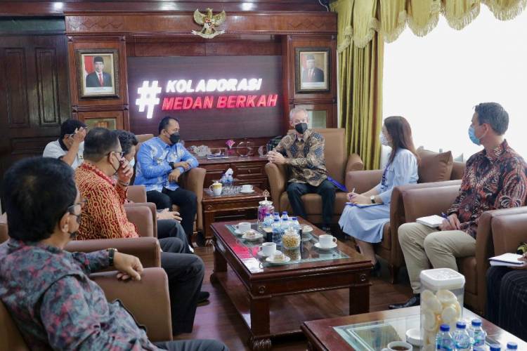 Terima kunjungan Pimpinan IOM Indonesia Louis Hoffman, Pemko Medan Terima Bantuan 5 Lemari Pendingin Vaksin