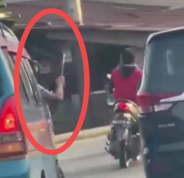 Sopir Angkot Kejar Mobil Pribadi Melarikan Diri
