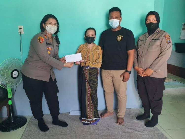 Pupuk Rasa Kepedulian, Polsek Medan Baru Berikan Tali Asih Kepada Anggota Bhayangkari yang Sakit