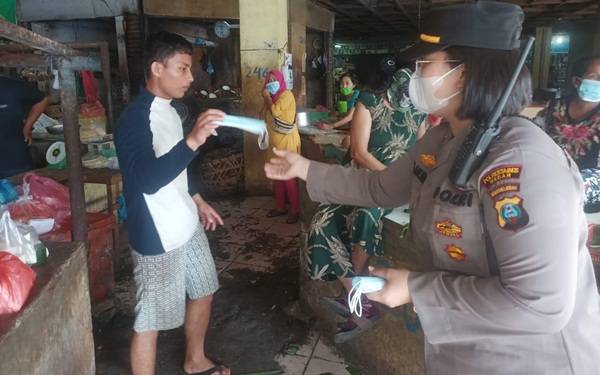 Polsek Medan Baru Bagikan Masker Gratis di Pasar Tradisional Pringgan
