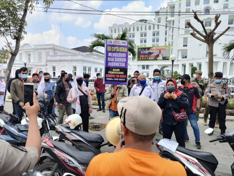 Aksi Serentak Nasional, Massa Buruh FSPMI Sumut Tuntut Gubsu Berani Merevisi UMP & UMK se-Sumut Tahun 2022