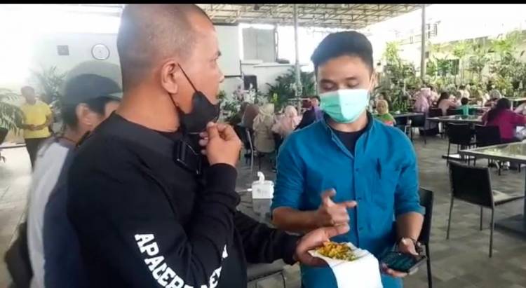 Pengunjung di Salah Satu Cafe di Jalan Pelajar, Temukan  Staples Dalam Bakwan Yang Disuguhkan