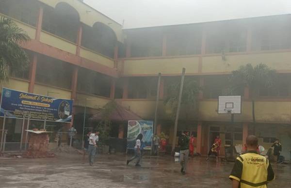 Kantin Sekolah Sinar Husni Ludes Dilalap Si Jago Merah