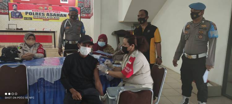 Pekerja Migran Ilegal yang Diamankan Tim Gabungan Lanal TBA dan Polres Asahan di Vaksin