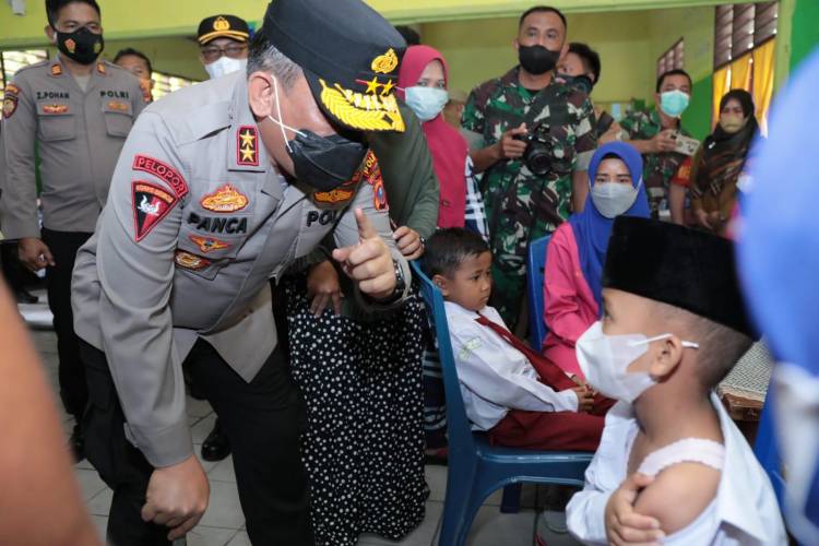 Beri Semangat Anak Peserta Vaksin, Kapolda Sumut Tinjau Vaksinasi di Tapteng