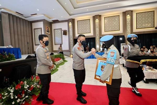 Kadiv Propam Polri Beri Penghargaan Kepada Anggota Bidpropam Polda Jatim
