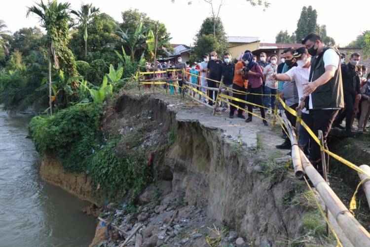 Rusak Akibat Tergerus Air Sungai, Bobby Nasution Gercep Tinjau Jalanan Pinggir Sungai Denai