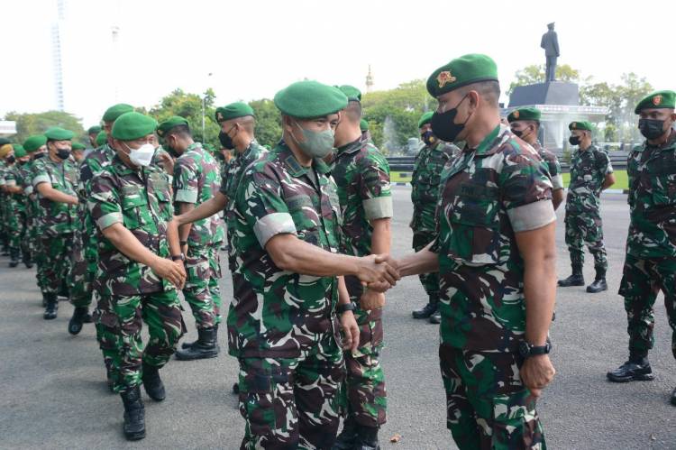Kolonel Kav Berto Capah Pimpin Acara Tradisi Korps Penerimaan Personel Abit Diktukpareg TNI AD Tahun 2021