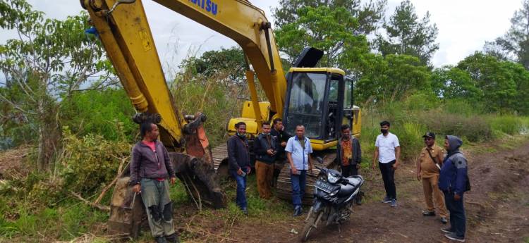 Polres Toba,  Memburu Otak  penenbang  Kayu Pinus di Hutan Botung