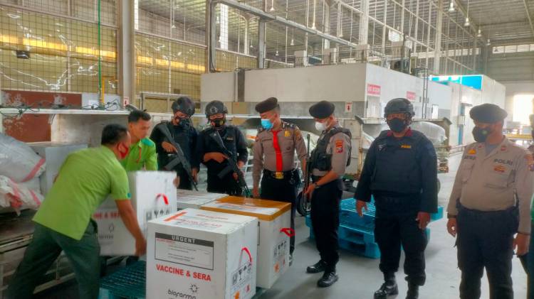 Brimob Polda Sumut Kawal Kedatangan Vaksin Astrazenecca di Bandara KNIA